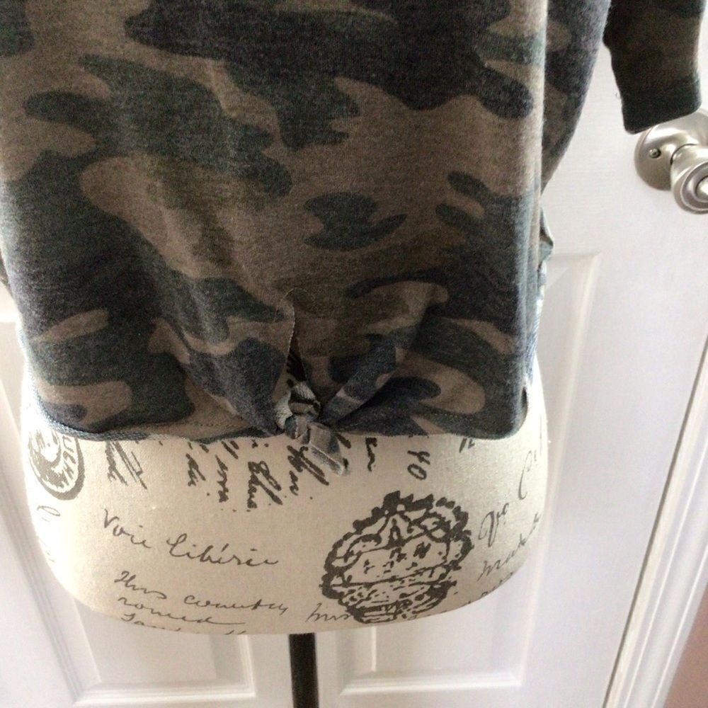 SALE Women's Tresics Camo Green Tie Front Cropped T Shirt Size Small - Picture 2 of 8